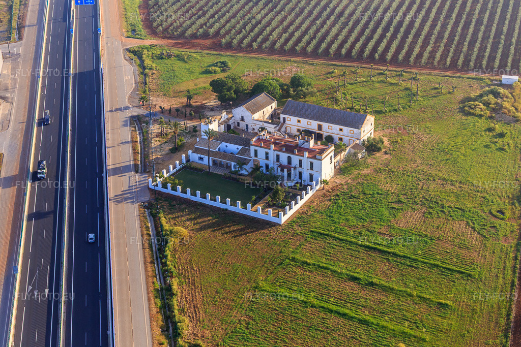 Vue aérienne: L'Hacienda Menaca est située entre des oliveraies sur l'autoroute A-4 Autovia del Sur. à Dos Hermanas dans le département Séville, Espagne. Photo: IMG_145757.jpg prise le 22/04/2025 par Werner Riehm/FLY-FOTO.euRésolution de l'original: 5472 x 3648 px