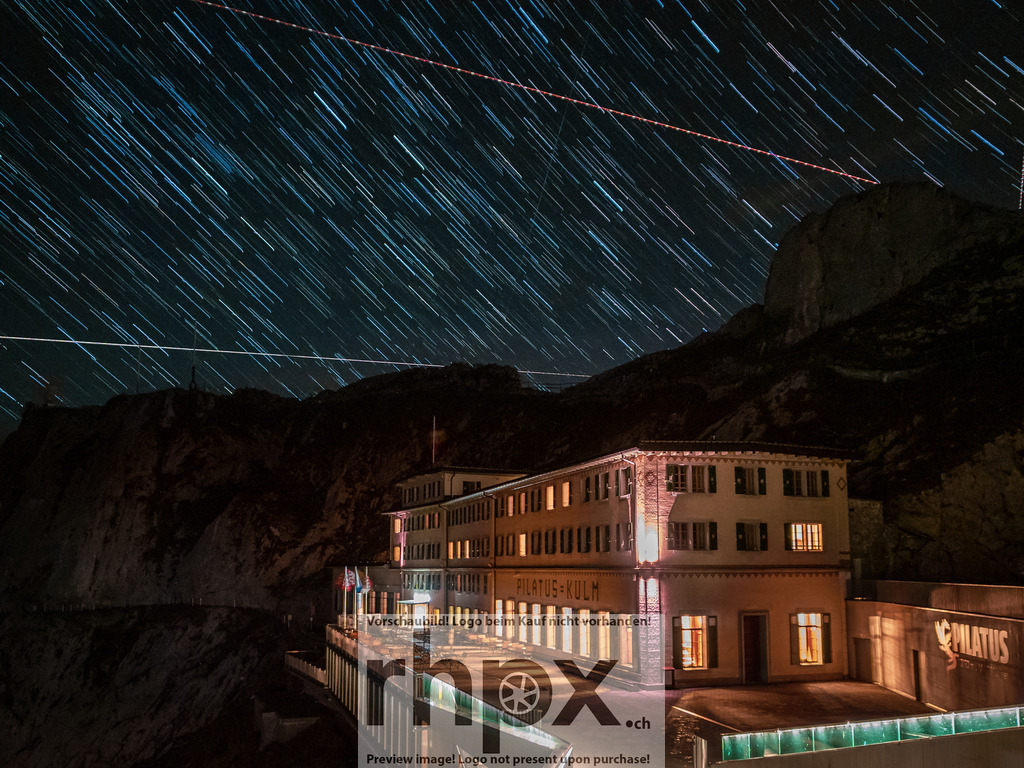 Astronomieabend am Pilatus / Astronomy Evening at Pilatus | Kosmos. Licht. Staunen.
Unter dem weiten Sternenzelt auf dem Pilatus versammeln sich Begeisterte, um in die Tiefen des Universums zu blicken. 


Cosmos. Light. Wonder.
Under the vast starry canopy on Mount Pilatus, enthusiasts gather to gaze into the depths of the universe. - Realisiert mit Pictrs.com