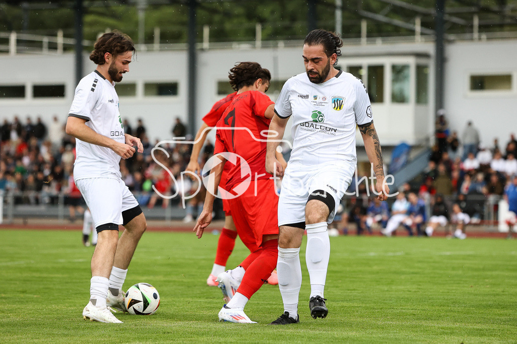 SSV Dillingen - FC Bayern Amateure | kann sich im Strafraum nicht durchsetzen / Adin LICINA (FCB #7)