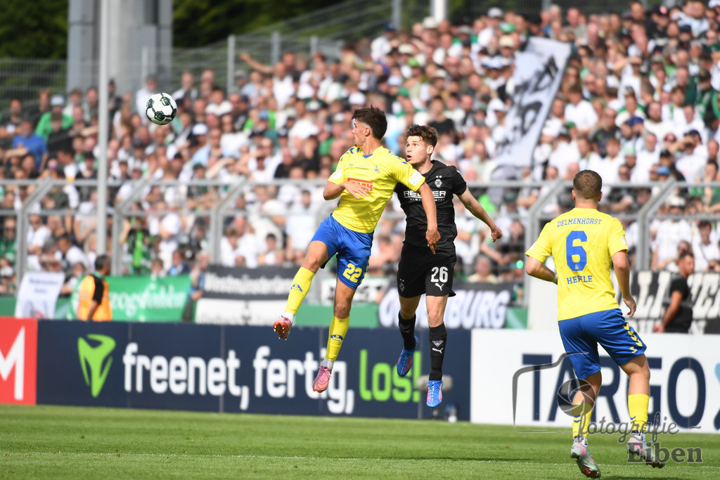 SV Atlas-Delmenhorst-Borussia Mönchengladbach | DFB-Pokal 1. Runde;SV Atlas Delmenhorst (gelb)-Borussia Mönchengladbach (schwarz) am 17.08.2025 in Oldenburg (Marschweg-Stadion), Photo: Philip Eiben 2025 - Realisiert mit Pictrs.com