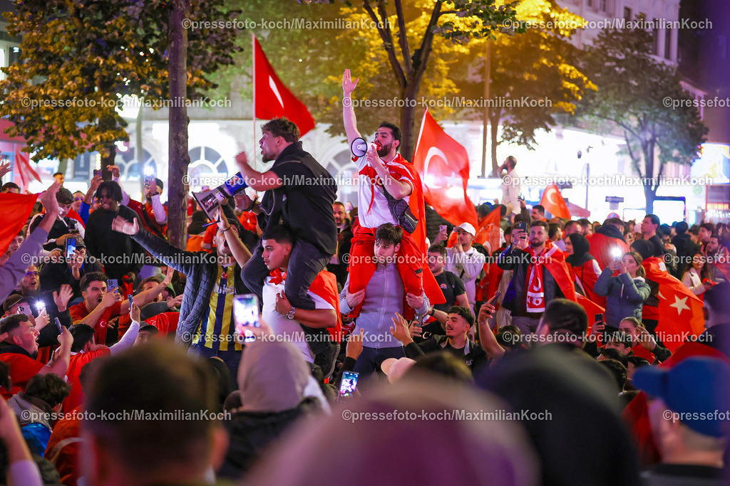 HHmx02072401049 | 02.07.2024, Hamburg, Tausende türkische Fans feiern nach dem Sieg der Türkei auf der hamburger Reeperbahn den Einzug ins Viertelfinale. Es werden jubelnd Rauchtöpfe, bengalos, Blinker, bengalisches Feuer und Feuerwerk gezündet. 