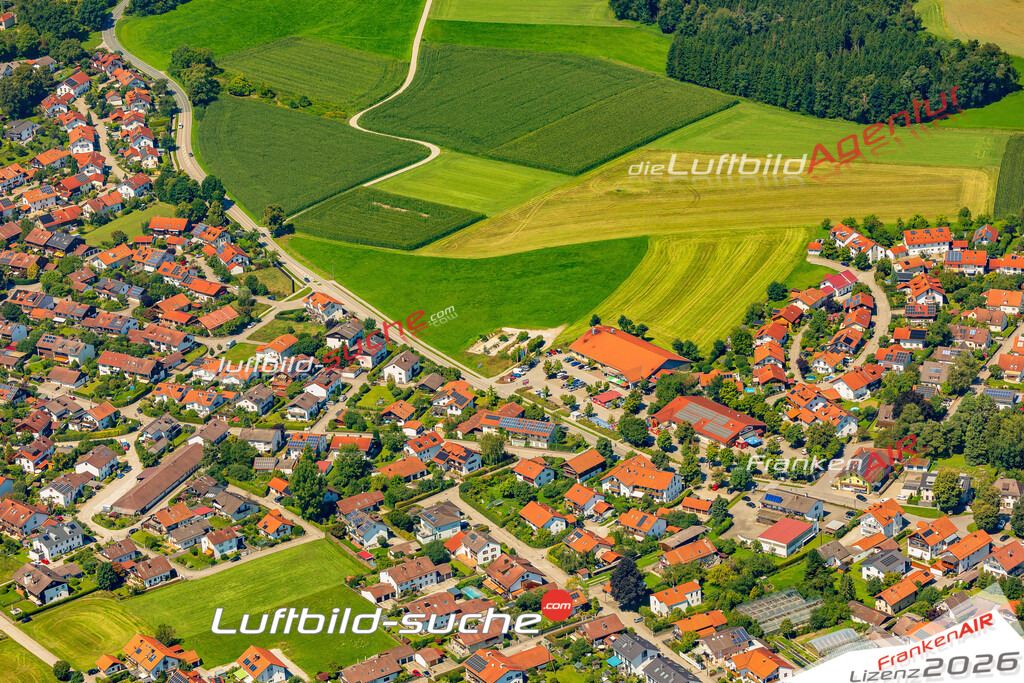 Luftaufnahme der Stadt Aßling - Die Luftaufnahme wurde 2025 vom UL-Flugzeug heraus erstellt ( keine Drohne ) - Hochauflösende Luftaufnahme - für professionelle Ausdrucke geeignet. Die Geschenkidee !Mit Lizenz und Bildrechte bestellbar
