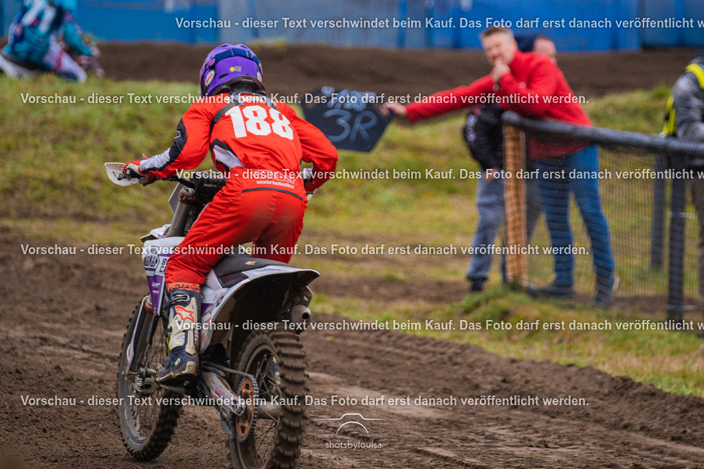 20260412_MCCBensdorf-0690 | Sportfotografin aus Berlin-Brandenburg mit Fokus auf Motocross. Ich halte deine sportliche Leistung und echte Emotionen auf und neben der Strecke professionell fest. Entdecke die Fotos von deinem Rennen und bestelle sie direkt hier im Shop.