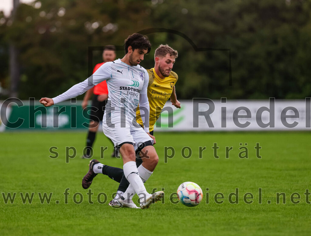 2023-08-09_013_FC_Moosinning_II_gegen_SpVgg_Altenerding | Moosinning, Deutschland, 09.08.2023:
Fußball, Kreisliga 2023 / 2024, 3. Spieltag, FC Moosinning II gegen SpVgg Altenerding, Endergebnis: 1:1

Pedro Flores (SpVgg Altenerding, #6), Christoph Kollmannsberger (FC Moosinning, #23)

Foto: Christian Riedel / fotografie-riedel.net