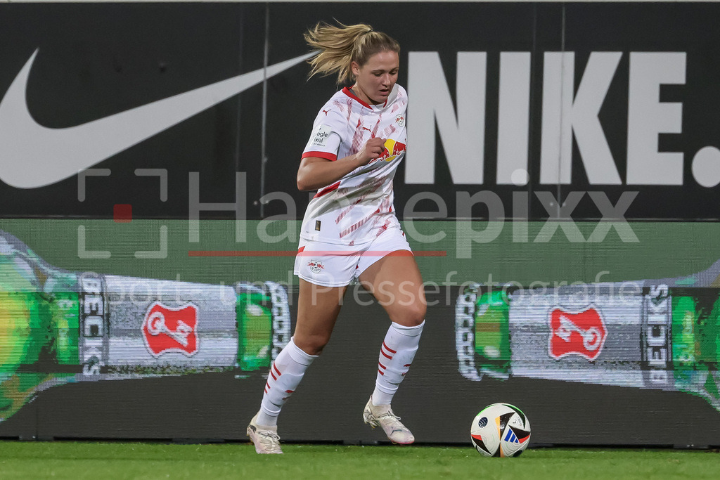 Fussball, Google Pixel Frauen-Bundesliga, VfL Wolfsburg - RB Leipzig | v.li.: Marleen Schimmer (RB Leipzig, 14) am Ball, Freisteller, Einzelbild, Ganzkörper, Aktion, Action, Spielszene, DIE DFB-RICHTLINIEN UNTERSAGEN JEGLICHE NUTZUNG VON FOTOS ALS SEQUENZBILDER UND/ODER VIDEOÄHNLICHE FOTOSTRECKEN. DFB REGULATIONS PROHIBIT ANY USE OF PHOTOGRAPHS AS IMAGE SEQUENCES AND/OR QUASI-VIDEO.