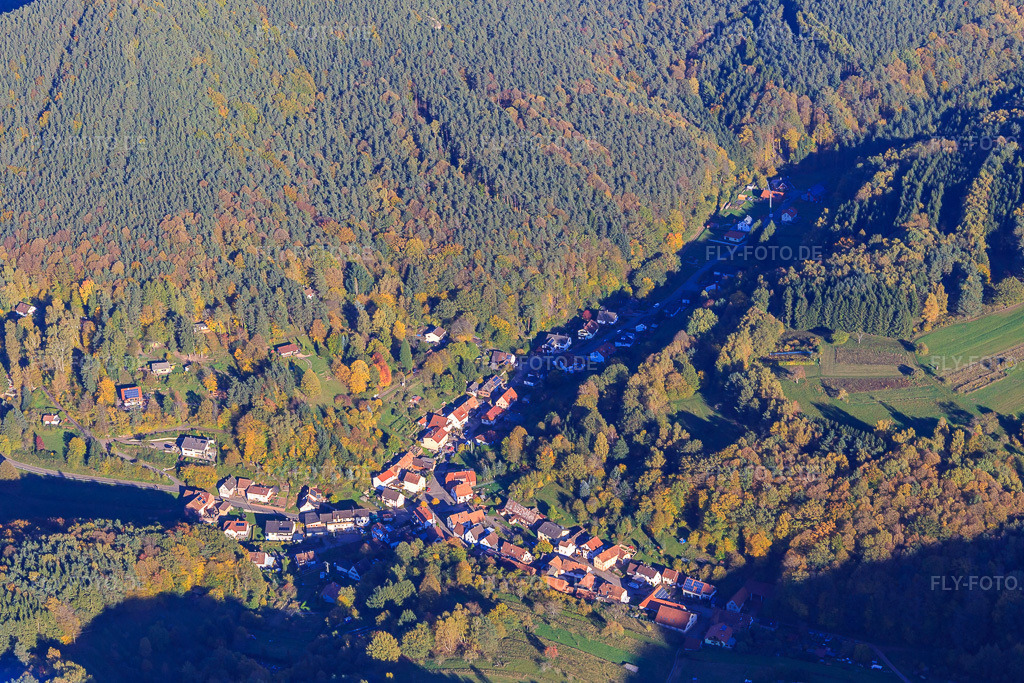 Luftbild: Dorfansicht im Pfälzerwald aus Westen in Dimbach im Bundesland Rheinland-Pfalz in Deutschland. Foto: IMG_104023.jpg vom 14.10.2017 durch Werner Riehm/FLY-FOTO.de