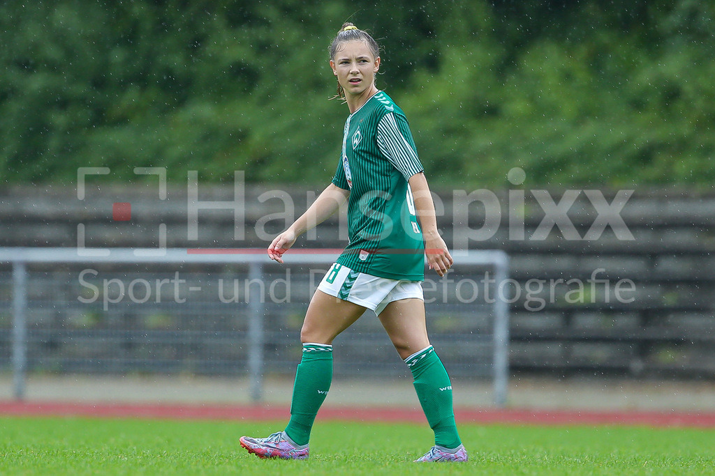 Fussball, Testspiel Frauen, SV Henstedt-Ulzburg - SV Werder Bremen | v.li.: Michelle Weiß (SV Werder Bremen, 8) enttäuscht schauend, Enttäuschung, genervt