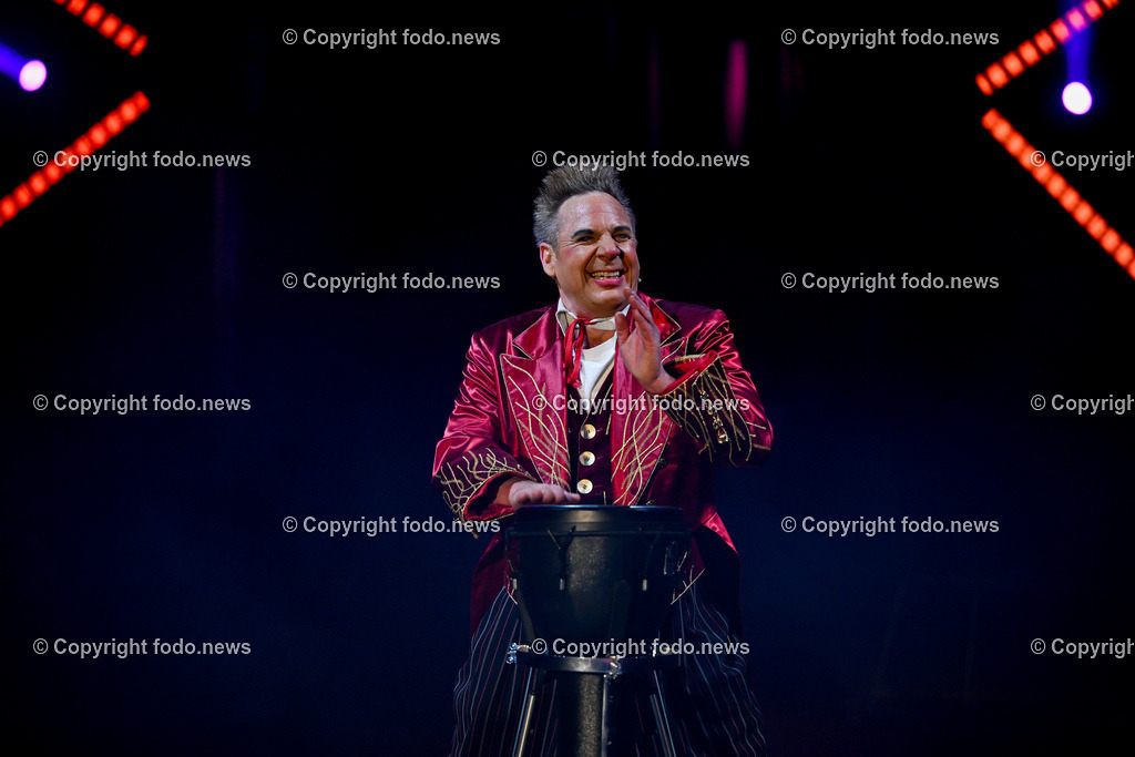 Zirkus Louis Knie_ 17.02.2024-14 | 17.02.2024, Linz, AUT, Circus Louis Knie 2024, im Bild Circus, Zirkus, Zelt, Artisten, Kuenstler, Trapez, Show, Clown, Zuschauer, Hunde, Ponys, Licht, Musik, Akrobaten, Akrobatik, Luftakrobatik
