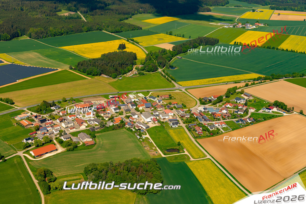 Das Luftbild zeigt : Winden Altmannstein - Die Luftaufnahme wurde 2024 vom UL-Flugzeug aus erstellt ( keine Drohne ) - Hochauflösende Luftaufnahme - Für grossformatige Ausdrucke geeignet. Die Geschenkidee !Mit Lizenz und Bildrechte bestellbar