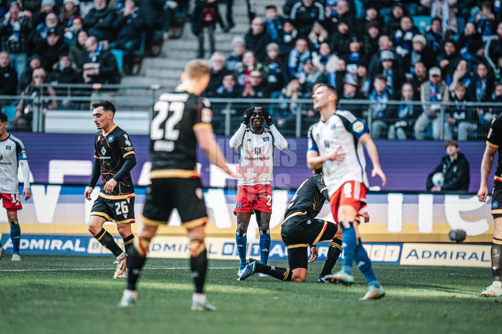 Fußball | Männer | Saison 2023/2024 | 2. Fußball-Bundesliga | 19. Spieltag | Hamburger SV vs. Karlsruher SC | 28.01.2024 | Jean-Luc Dompe (#27, HSV) ärgert sich nach seinem Schuss