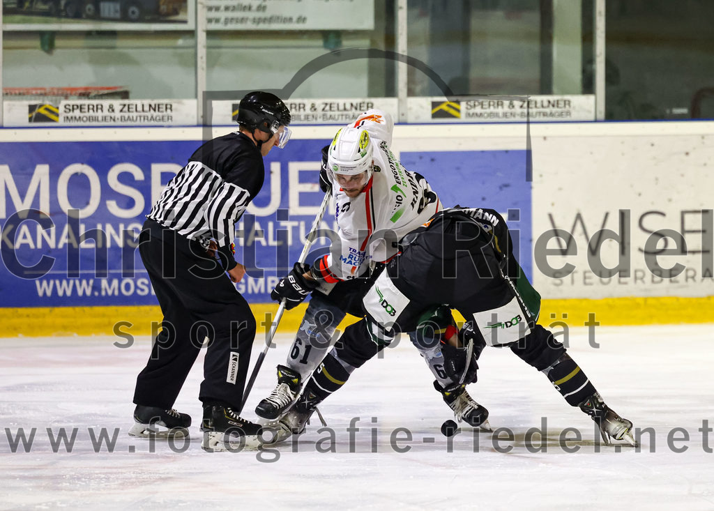2022-11-04_104_Eishockey_TSV_Erding_gegen_TSV_Peissenberg | Erding, Deutschland, 04.11.2022:
Eishockey, Bayernliga 2022 / 2023, 10. Spieltag, TSV Erding gegen TSV Peißenberg, Endergebnis: 4:3

Martin Andrä (TSV Peissenberg, #61), Florian Zimmermann (Erding Gladiators, #5)

Foto: Christian Riedel / fotografie-riedel.net