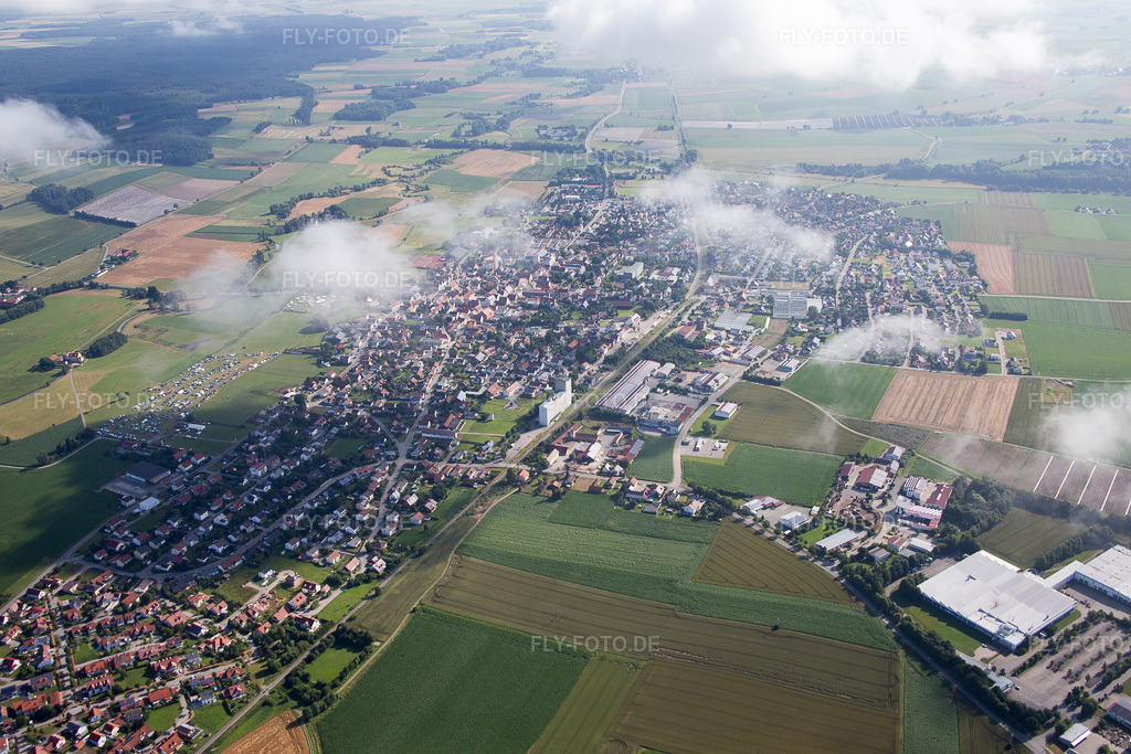 Luftbild: unter Wolken in Geiselhöring im Bundesland Bayern in Deutschland. Foto: IMG_090567.jpg vom 03.07.2016 durch Werner Riehm/FLY-FOTO.de