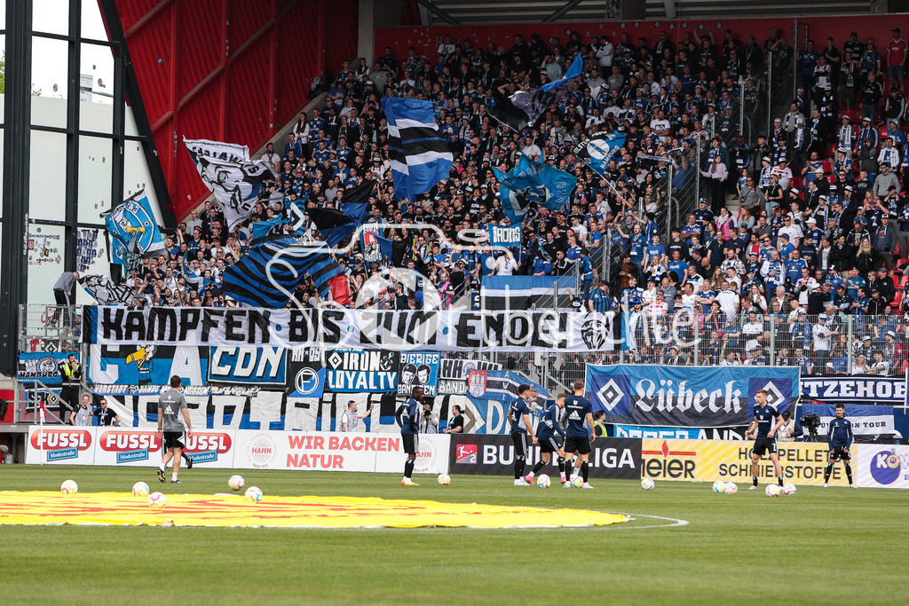 SSV Jahn Regensburg - Hamburger SV | Die mitgereisten Fans aus Hamburg machen ordentlich Stimmung in Regensburg / Ultras / DFL REGULATIONS PROHIBIT ANY USE OF PHOTOGRAPHS AS IMAGE SEQUENCES AND/OR QUASI-VIDEO