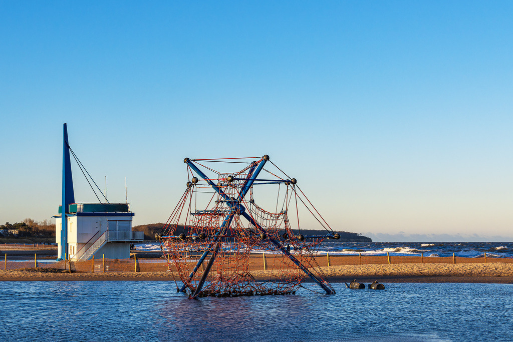 Wasserwacht und Klettergerüst an der Küste der Ostsee in Warnemünde | Wasserwacht und Klettergerüst an der Küste der Ostsee in Warnemünde.