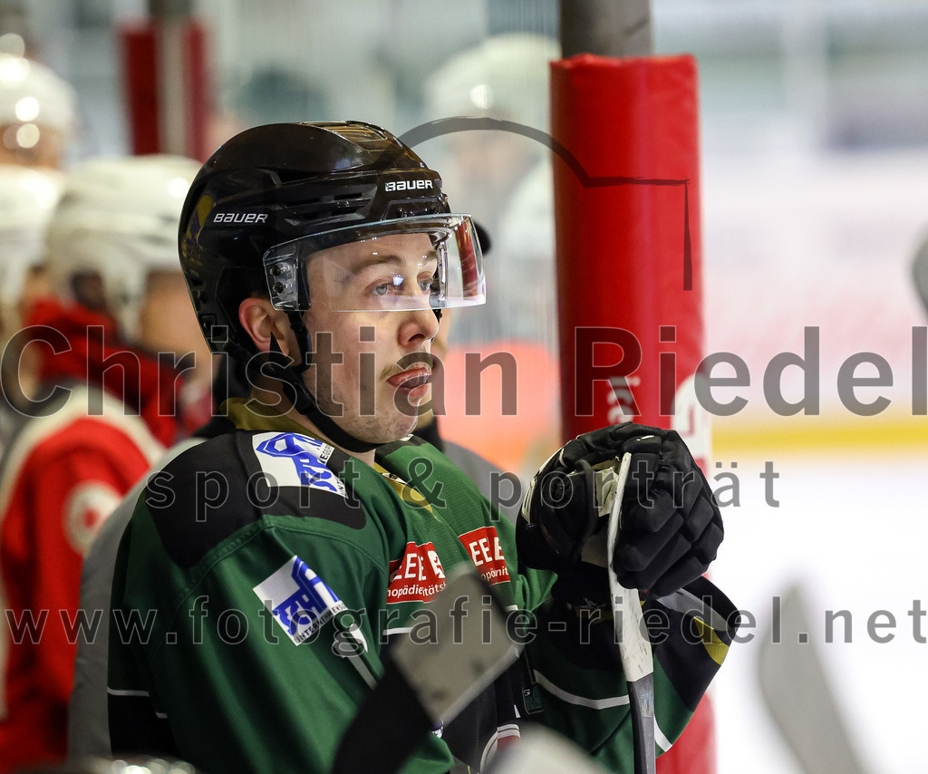 2022-11-06_006_TSV_Erding_gegen_EHC_Koenigsbrunn | Erding, Deutschland, 06.11.2022:
Eishockey, Bayernliga 2022 / 2023, 11. Spieltag, TSV Erding gegen EHC Königsbrunn, Endergebnis: 1:7

Sebastian Busch (Erding Gladiators, #11)

Foto: Christian Riedel / fotografie-riedel.net