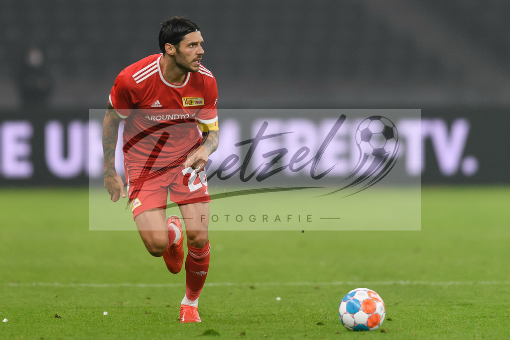 FCUKUO20210826_164 | Fussball, Herren: Christopher Trimmel (1.FC Union Berlin) in Aktion, am Ball, Einzelaktion beim Spiel der UEFA Conference League zwischen 1. FC Union Berlin und Kuopion PS im Olympiastadion am 26.08.2021 in Berlin, Deutschland. - Realisiert mit Pictrs.com