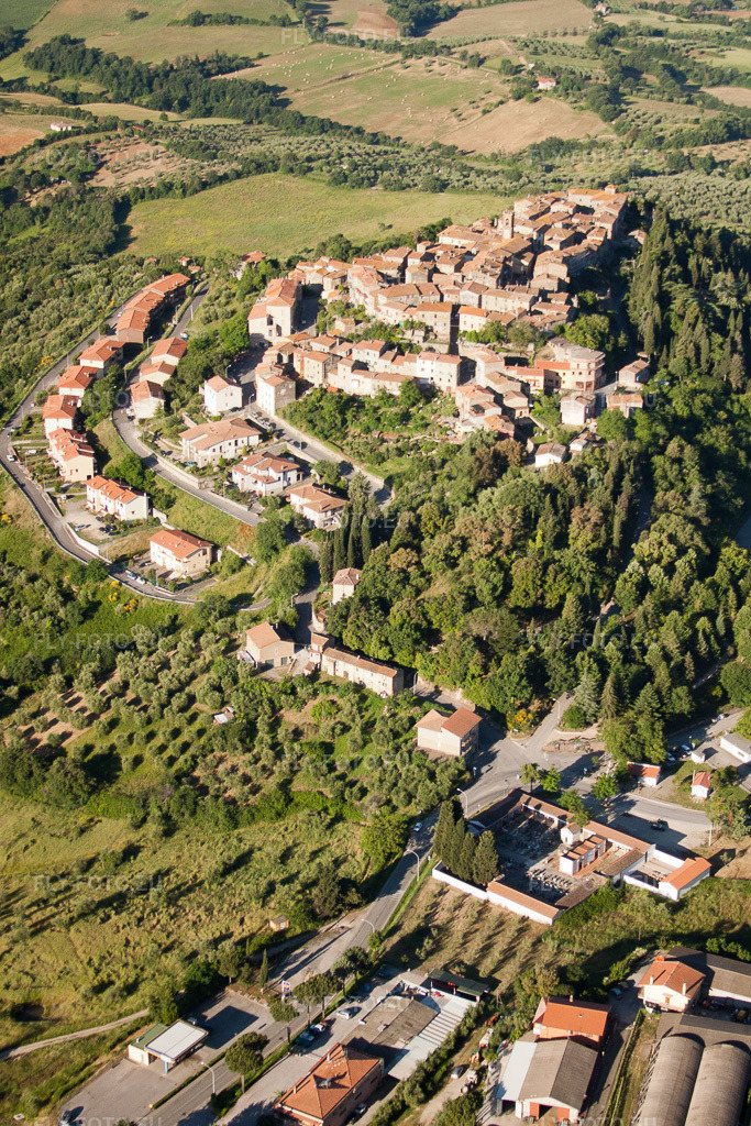 Vue aérienne: Vue de la ville à Civitella Marittima dans le département Toscane, Italie. Photo: IMG_28194.jpg prise le 01/06/2010 par Werner Riehm/FLY-FOTO.eu – Résolution de l'original: 2844 x 4265 px