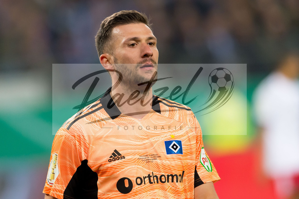 HSVSCF20220419_393 | Fussball, Herren: Torwart Daniel Heuer Fernandes (Hamburger SV) schaut beim DFB-Pokal-Halbfinalspiel zwischen Hamburger SV und SC Freiburg im Volksparkstadion am 19.04.2022 in Hamburg, Deutschland.DFB / DFL REGULATIONS PROHIBIT ANY USE OF PHOTOGRAPHS AS IMAGE SEQUENCES AND/OR QUASI-VIDEO. - Realisiert mit Pictrs.com