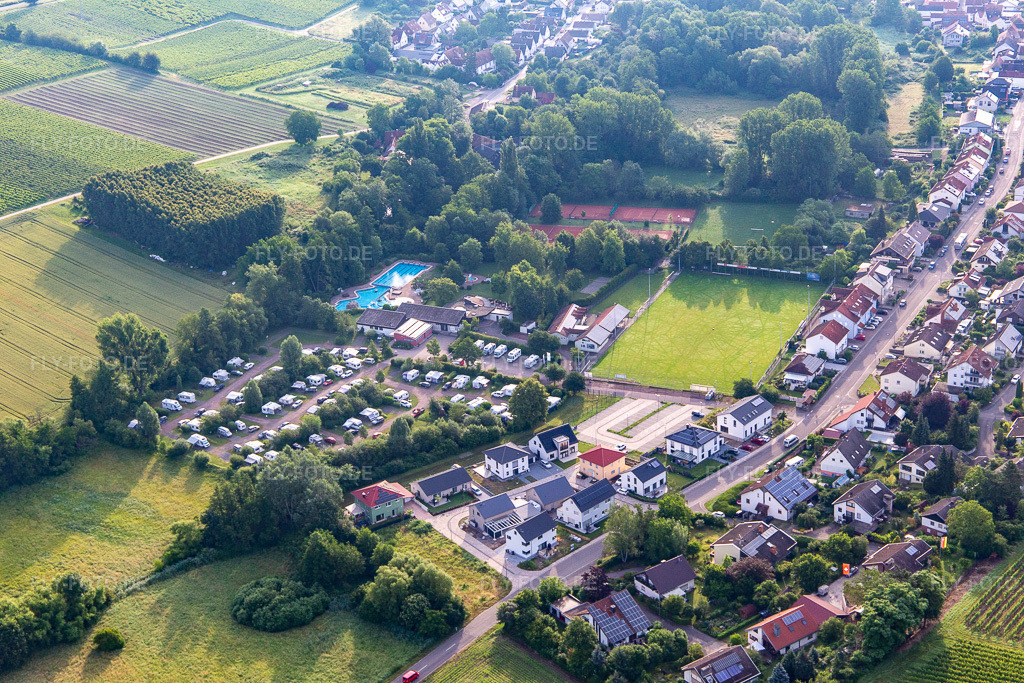 Luftbild: Camping im Klingbachtal und Sportplätze im Ortsteil Klingen in Heuchelheim-Klingen im Bundesland Rheinland-Pfalz in Deutschland. Foto: IMG_141748.jpg vom 18.06.2024 durch Werner Riehm/FLY-FOTO.de