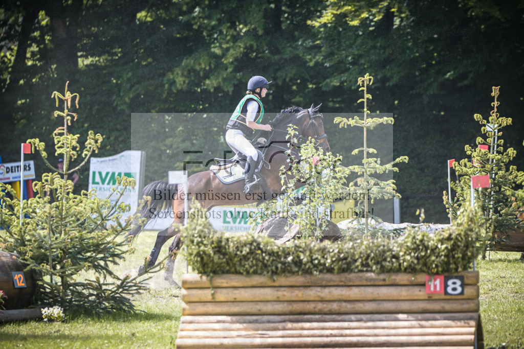 DOS_8910 | Entdecke hochwertige Reitturnierfotos von Foto Oger. Professionell, emotional und authentisch – jetzt Lieblingsmomente im Shop bestellen.Deutschlandweite Turnierfotografie. - Realisiert mit Pictrs.com