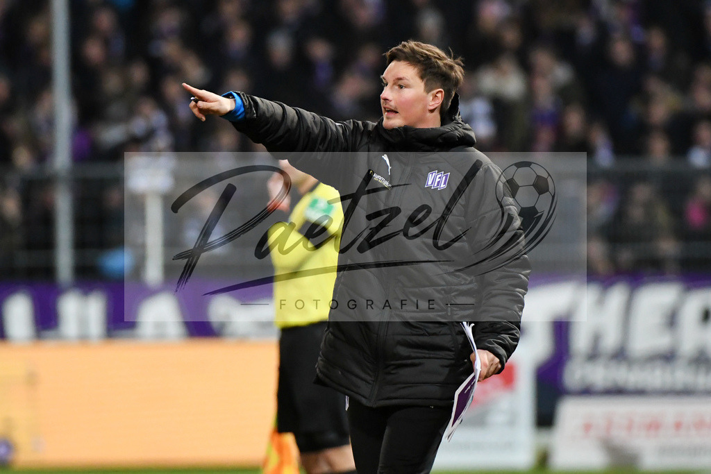 20200221_OSNAUE_0056 | Fussball, Herren: Co-Trainer Merlin Polzin (VfL Osnabrueck) gestikuliert bei dem Spiel der 2. Bundesliga zwischen VfL Osnabrueck und FC Erzgebirge Aue im Stadion an der Bremer Bruecke am 21.02.2020 in Osnabrueck, Deutschland.DFB / DFL REGULATIONS PROHIBIT ANY USE OF PHOTOGRAPHS AS IMAGE SEQUENCES AND/OR QUASI-VIDEO. - Realisiert mit Pictrs.com