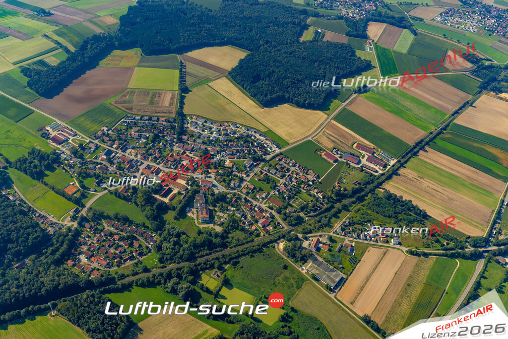 Das Luftbild zeigt : Straß Burgheim - Die Luftaufnahme wurde 2024 vom UL-Flugzeug aus erstellt ( keine Drohne ) - Hochauflösende Luftaufnahme - Für grossformatige Ausdrucke geeignet. Die Geschenkidee !Mit Lizenz und Bildrechte bestellbar