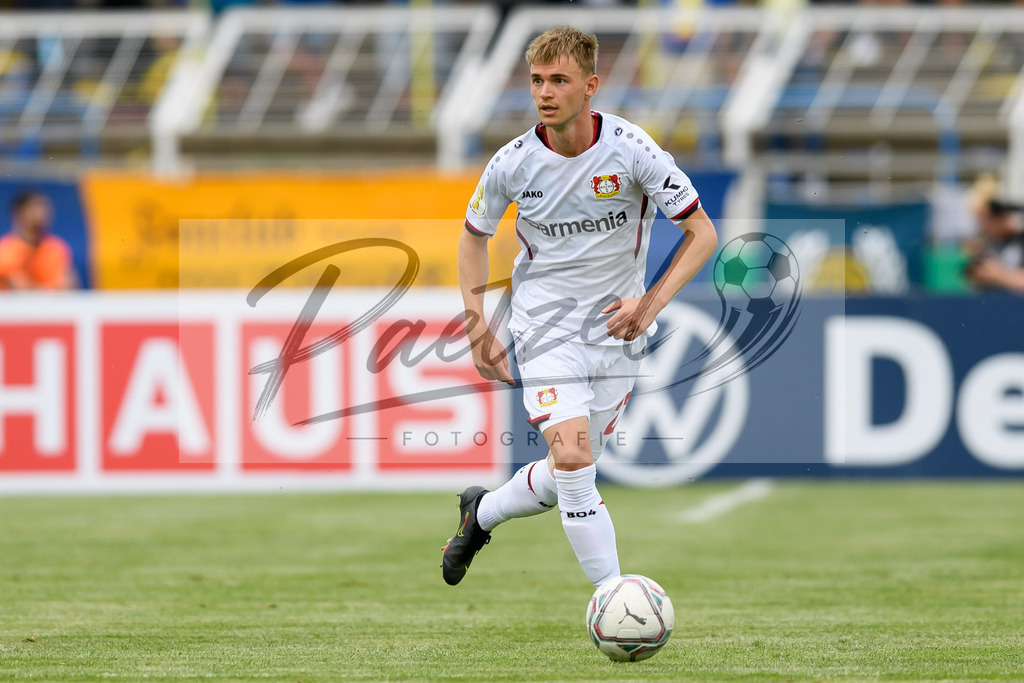 LLELEV20210807_117 | Fussball, Herren: Daley Sinkgraven (Bayer 04 Leverkusen) in Aktion, am Ball, Einzelaktion beim Spiel der 1. Runde im DFB-Pokal zwischen 1. FC Lokomotive Leipzig und Bayer 04 Leverkusen im Bruno-Plache-Stadion am 07.08.2021 in Leipzig, Deutschland.DFB / DFL REGULATIONS PROHIBIT ANY USE OF PHOTOGRAPHS AS IMAGE SEQUENCES AND/OR QUASI-VIDEO. - Realisiert mit Pictrs.com