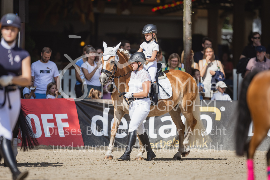 230910_OWLCh_Führzügel-108 | Deine schönsten Turniermomente als professionelle Fotos! Entdecke hochwertige Pferdesport-Fotografie im Online-Shop. Jetzt Fotos finden & bestellen!