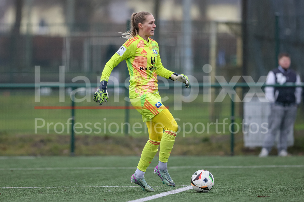 Fussball, Testspiel Frauen, Hamburger SV - 1. FFC Turbine Potsdam | v.li.: Inga Schuldt (Torhüterin, Torwart, Hamburger SV, 1) am Ball, Freisteller, Einzelbild, Ganzkörper, Aktion, Action, Spielszene