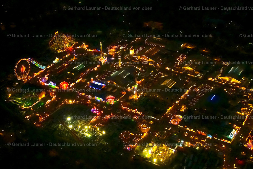 9000228 | Das Oktoberfest in München (mundartlich Wiesn) ist das größte Volksfest der Welt. Hier sieht man das Volksfest bei Nacht in voller Beleuchtung.