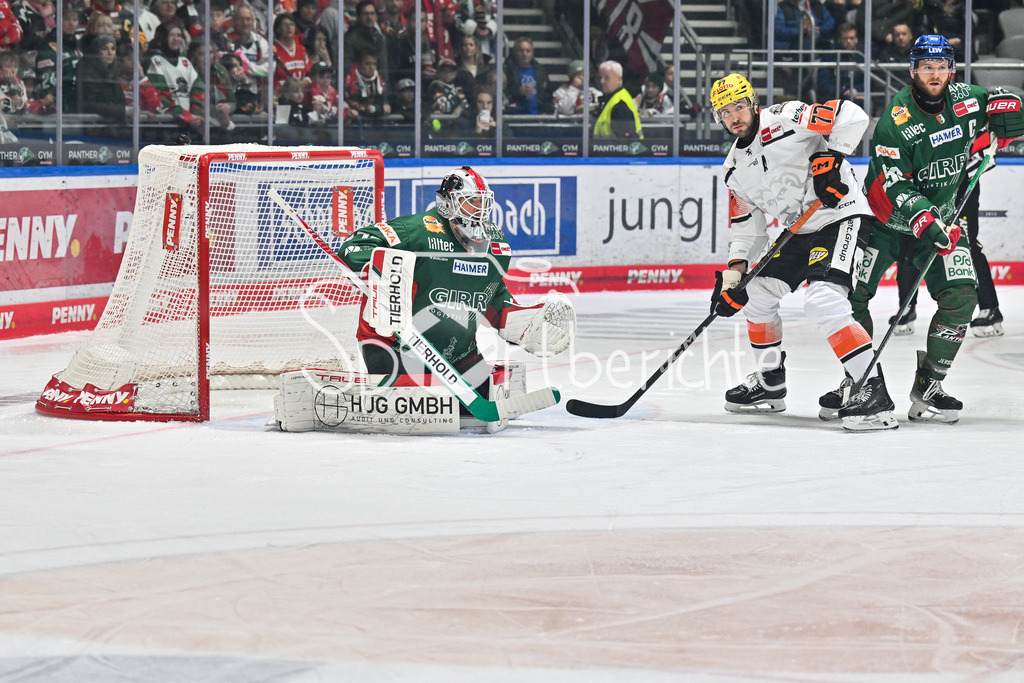 Augsburger Panther - Löwen Frankfurt | v. l. Peyton JONES (Augsburger Panther 41), Daniel PFAFFENGUT (Löwen Frankfurt 77) und Maximilian RENNER (Augsburger Panther 58) beim match zwischen den Augsburger Panthern und den Löwen Frankfurt am 8. Spieltag der Penny DEL im Curt Frenzel Stadion am 19.10.2025