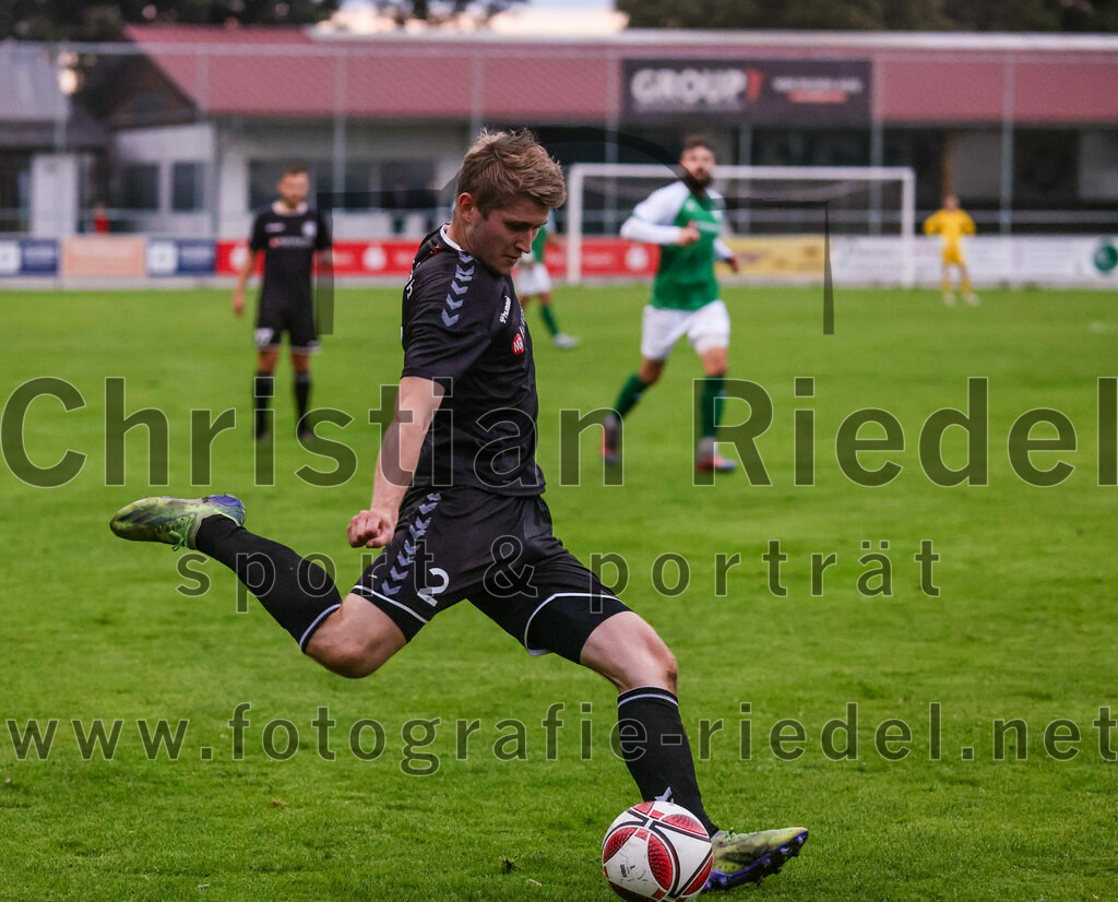 2023-08-09_099_FC_Schwaig_gegen_TuS_Geretsried | Deutschland, 09.08.2023:
Fußball, Landesliga Südost 2023 / 2024, 5. Spieltag, FC Schwaig gegen TuS Geretsried, Endergebnis: 4:1

Tobias Jell (FC Schwaig, #2)

Foto: Christian Riedel / fotografie-riedel.net