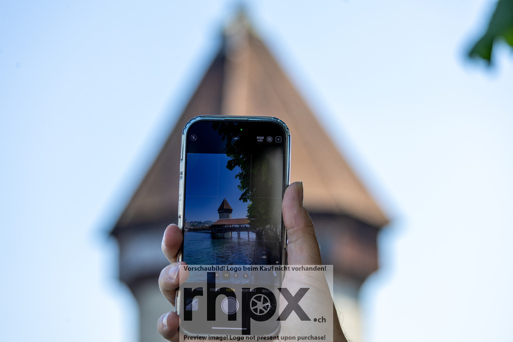 Perspektive Wasserturm | Fokus. Moment. Moderne.
Die Verbindung von moderner Technik und historischer Architektur schafft eine spannende neue Sichtweise auf das Luzerner Wahrzeichen. Der Fokus auf das Smartphone-Display lässt den Wasserturm im Hintergrund sanft verschwimmen und rückt den Augenblick des Festhaltens ins Zentrum.
Wähle unter "Produktauswahl" dein Wunschformat: Vom klassischen Wandbild über Puzzle &amp; Tassen bis zum digitalen Download (z.B. als Handy-Hintergrund).
 - Realisiert mit Pictrs.com