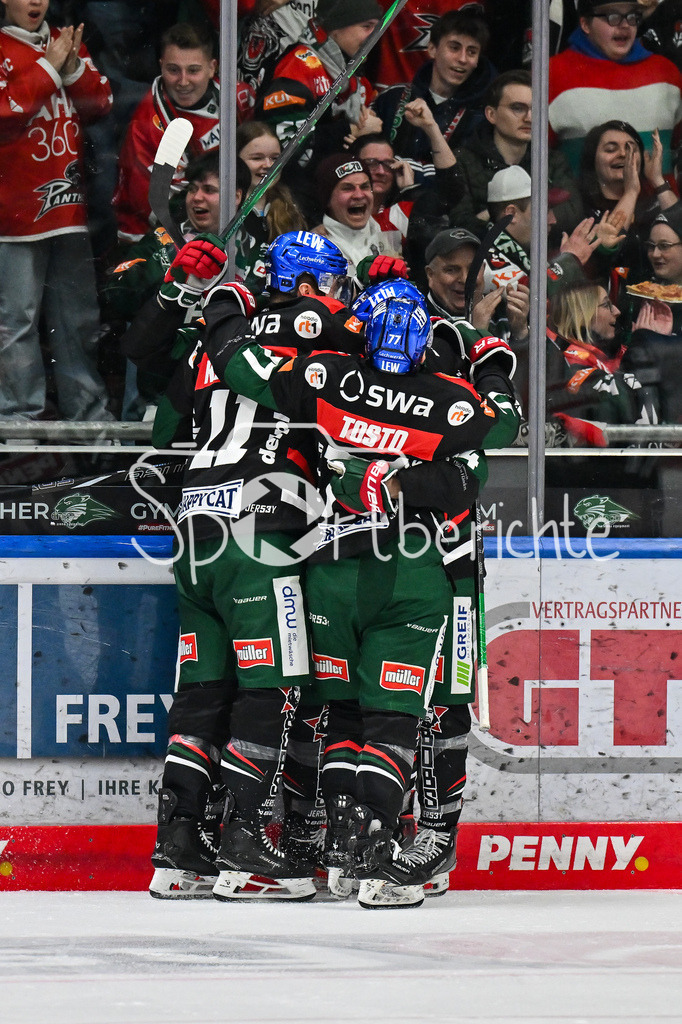 Augsburger Panther - Düsseldorfer EG | Jubel der Panther nach dem Treffer zum 3-1 durch Jason BAST (Augsburger Panther #45) / Tor / Torschuetze / Freude / Happy / DEL: Augsburger Panther - Duesseldorfer EG, Curt Frenzel Stadion am 04.03.2025