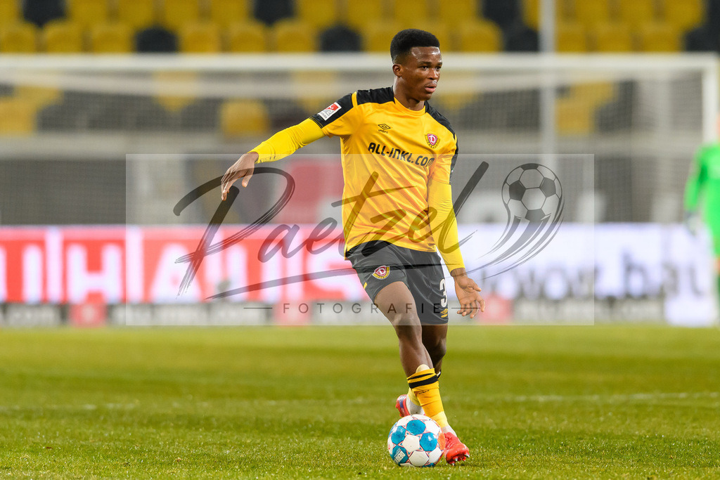 SGDHSV20220114_128 | Fussball, Herren: Michael Akoto (SG Dynamo Dresden) in Aktion, am Ball, Einzelaktion bei dem Spiel der 2. Bundesliga zwischen SG Dynamo Dresden und Hamburger SV im Rudolf-Harbig-Stadion am 14.01.2022 in Dresden, Deutschland.DFB / DFL REGULATIONS PROHIBIT ANY USE OF PHOTOGRAPHS AS IMAGE SEQUENCES AND/OR QUASI-VIDEO. - Realisiert mit Pictrs.com
