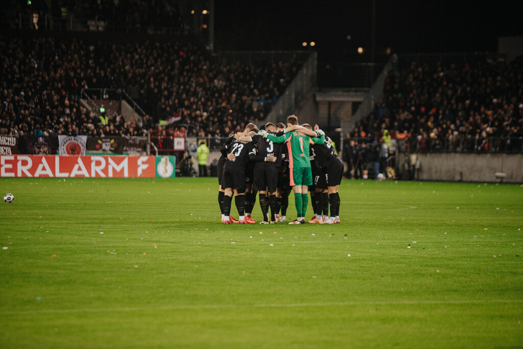 IMG_0396 | Der offizielle Shop für FC St. Pauli Fotos. Wähle aus Spielszenen & Fanmomenten dein FCSP Wunschformat. Wir liefern Millerntor-Atmosphäre.