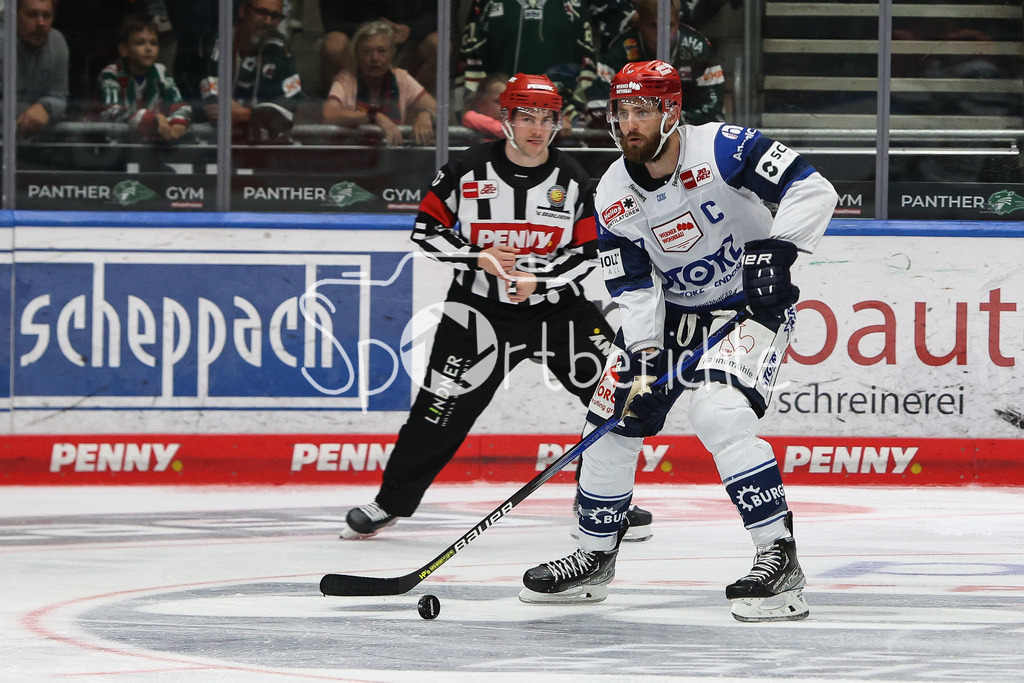 Augsburger Panther - Schwenninger Wild Wings | Thomas LARKIN (SERC #37) am Puck / Freisteller / Einzelfoto