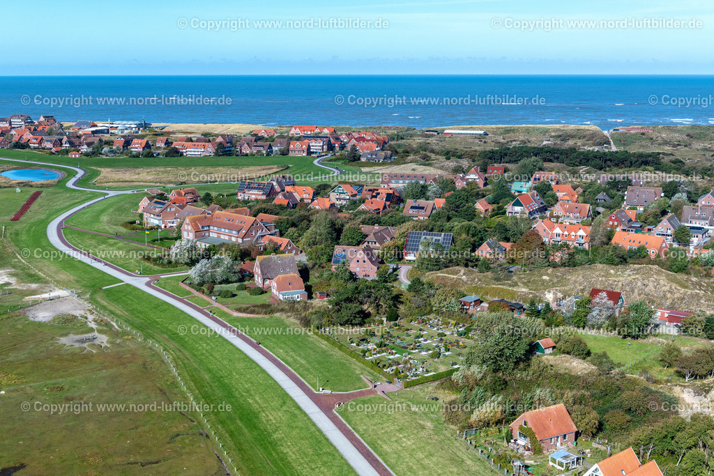 Baltrum_ELS_6289091022 | BALTRUM 09.10.2022 Ortsansicht der Straßen und Häuser der Wohngebiete von West- und Ost- Dorf auf der Nordsee- Insel Baltrum im Bundesland Niedersachsen. Weiterführende Informationen bei: Nordseeheilbad Insel Baltrum. // Town View of the streets and houses of the residential areas in Ostdorf and Westdorf on the North Sea island Baltrum in the state Lower Saxony. Further information at: Nordseeheilbad Insel Baltrum. Foto: Martin Elsen