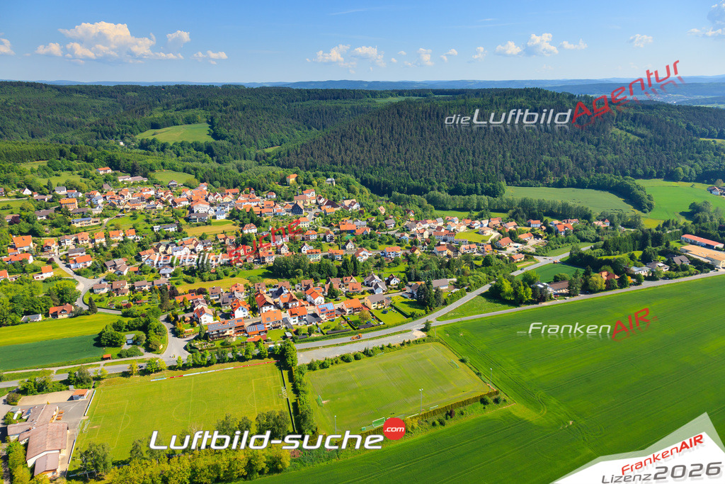 Die Luftaufnahme Theisenort - Küps wurde vom UL-Flugzeug (keine Drohne) aus fotografiert.Hohe Druck- Auflösung-die Geschenkidee!
