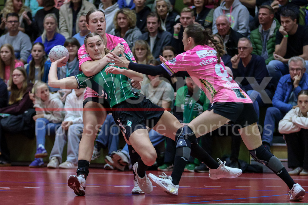 Handball, 2. Bundesliga Frauen, SV Werder Bremen - Füchse Berlin | v.li.: Luca Schumacher (SV Werder Bremen, 9) am Ball, Spielszene, Aktion, Action, Noemi In de Braekt (Füchse Berlin, 27) und Anais Gouveia (Füchse Berlin, 9) im Zweikampf, Duell, Spielszene, Aktion, Action