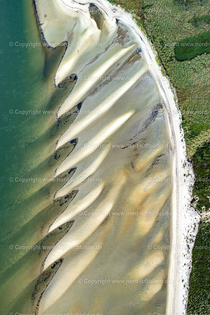 Sylt_Rantum_Sandstrand_Wattseite_Höhe_Sansibar_ELS_5345130825 | RANTUM (SYLT) 13.08.2025 Licht reflektierende Meeres- Wasseroberfläche einer Sandbankreihe in Rantum (Sylt) im Bundesland Schleswig-Holstein, Deutschland. // Light reflecting sea water surfacea row of sandbanks in Rantum (Sylt) in the state Schleswig-Holstein, Germany. Foto: Martin Elsen