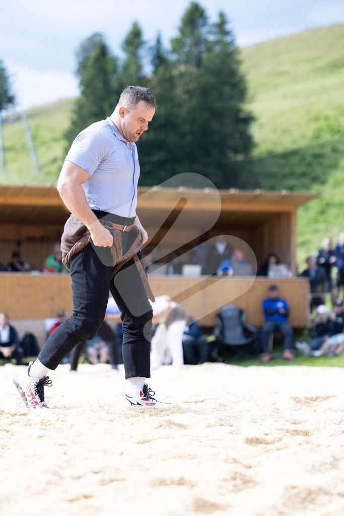 Rigi2025_0537 | Die Schwinger des Schwyzer Kantonalen Schwingerverbandes: Fotos, die Dynamik und Leidenschaft festhalten, sowie emotionale Momente aus dem traditionellen Schwingsport zeigen. - Realisiert mit Pictrs.com
