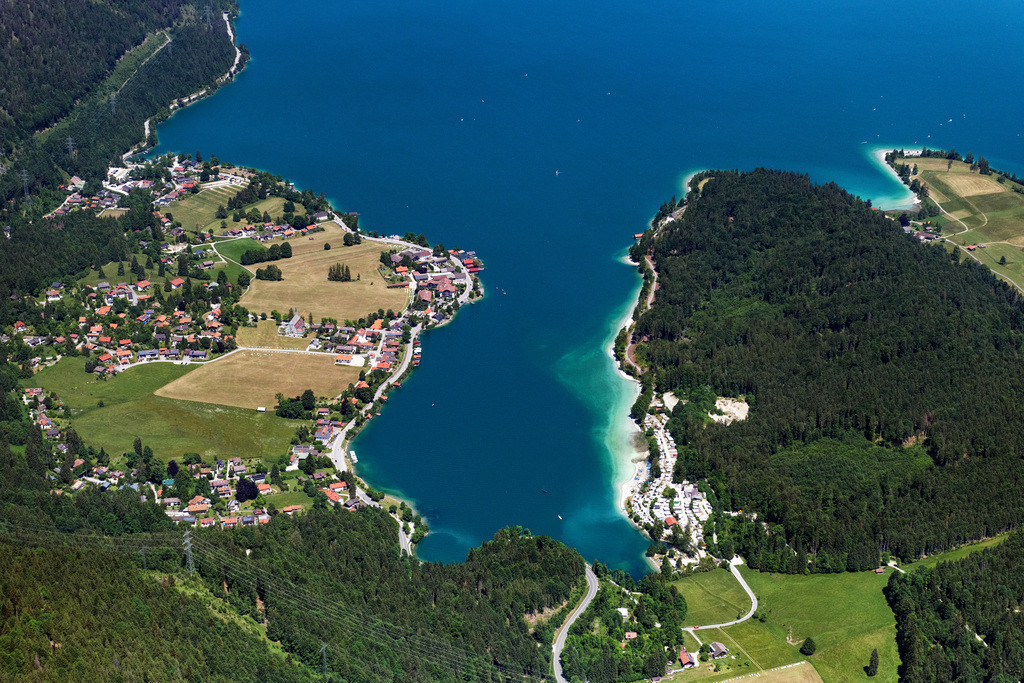 dr__0100449.jpg | WALCHENSEE 13.06.2023 Dorfkern an den See- Uferbereichen des Walchensee sowie der Campingplatz Walchensee in Walchensee im Bundesland Bayern, Deutschland.