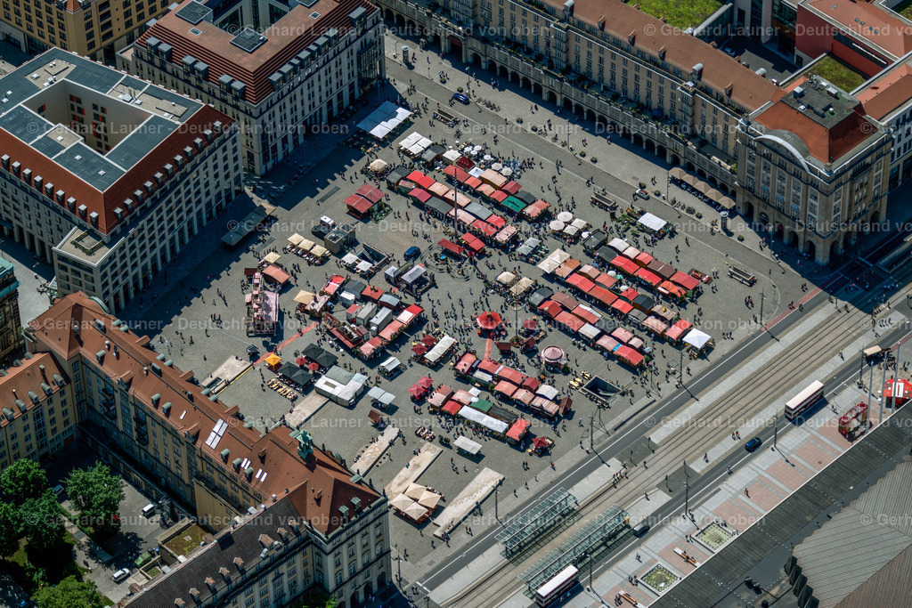 3803719 | DRESDEN 07.09.2021 Platz- Ensemble des Striezelmarkt am Altmarkt im Innenstadt- Zentrum im Ortsteil Altstadt in Dresden im Bundesland Sachsen, Deutschland. // Ensemble space an place of Striezelmarkt on Altmarkt in the inner city center in the district Altstadt in Dresden in the state Saxony, Germany. Foto: Gerhard Launer