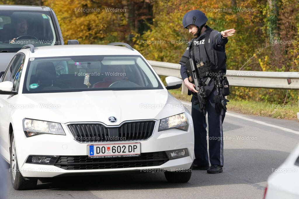 20221111 Amoklauf in Mittelschule Haselstauden | DORNBIRN, OESTERREICH - 11. NOVEMBER: Polizeieinsatz waehrend des Amoklaufs in der Mittelschule Haselstauden in Mittelschule Haselstauden on November 11, 2022 in Dornbirn, Austria.