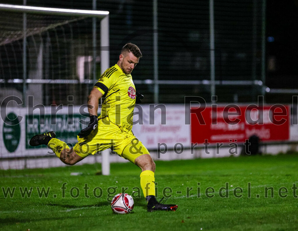 2023-11-03_093_FC_Schwaig_gegen_TuS_Holzkirchen | Oberding, Deutschland, 03.11.2023:
Fußball, Landesliga Südost 2023 / 2024, 19. Spieltag, FC Schwaig gegen TuS Holzkirchen, Endergebnis: 4:1

Torwart Lars Lewerenz (TuS Holzkirchen, #24)

Foto: Christian Riedel / fotografie-riedel.net