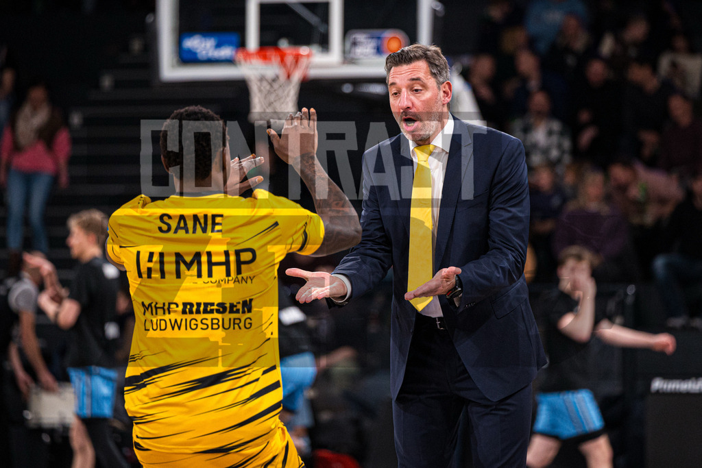 Basketball I Herren I Bundesliga I Saison 2025/2026 I 8. Spieltag I Veolia Towers Hamburg - MHP Riesen Ludwigsburg | Kenneth Desloovere (Co-Trainer, MHP Riesen Ludwigsburg) mit Babacar Sane (0, MHP Riesen Ludwigsburg) beim Aufwärmen - Realisiert mit Pictrs.com