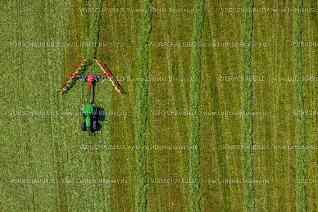 Schmallenberg230505985 | Luftbild, Landwirtschaftliche Feldarbeit mit Traktior, Dorlar, Schmallenberg, Sauerland, Nordrhein-Westfalen, Deutschland
