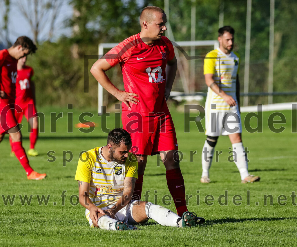 2023-08-18_099_SpVgg_Eichenkofen_gegen_FC_Langenpreising | Erding, Deutschland, 18.08.2023:
Fußball, A-Klasse 2023 / 2024, 3. Spieltag, SpVgg Eichenkofen gegen FC Langenpreising, Endergebnis: 0:2

Patrick Listl (SpVgg Langenpreising, #9), Marcel Mundigl (SpVgg Eichenkofen, #45)

Foto: Christian Riedel / fotografie-riedel.net