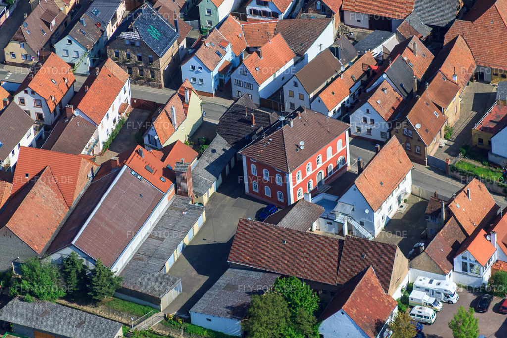 Luftbild: Wollmesheimer Hauptstraße im Ortsteil Wollmesheim in Landau im Bundesland Rheinland-Pfalz in Deutschland. Foto: IMG_27245.jpg vom 23.05.2010 durch Werner Riehm/FLY-FOTO.de